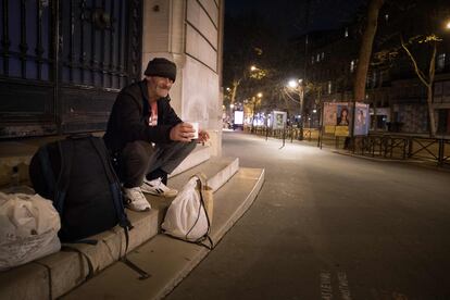 Un hombre sin hogar se sienta en unas escaleras en las calles de París durante el confinamiento en Francia.