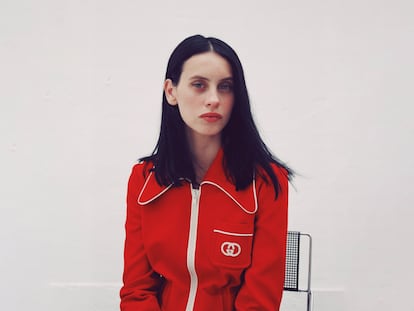 La actriz Milena Smit lleva una chaqueta deportiva ‘retro’ de Gucci para Mytheresa.