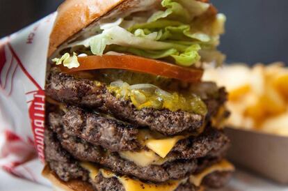 La hamburguesa XXXL de Fatburguer incluye tres porciones de carne de 200 gramos cada una.