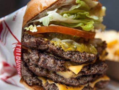 La hamburguesa XXXL de Fatburguer incluye tres porciones de carne de 200 gramos cada una.