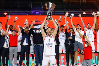 Dogus Balbay levanta el trofeo que proclama a Efes campeón de la Euroliga.