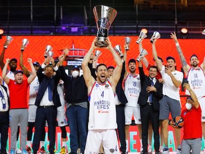 Dogus Balbay levanta el trofeo que proclama a Efes campeón de la Euroliga.