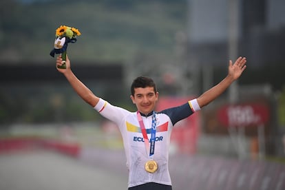 Carapaz, en el podio de Tokio 2020 con su medalla de oro.