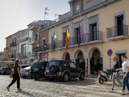 Las banderas del Ayuntamiento de Gibraleón (Huelva) ondean a media asta tras decretarse dos días de luto oficial por el atropello múltiple ocurrido en la tarde del pasado domingo.