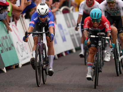 Jasper Philipsen y Caleb Ewan pelean por el triunfo al 'sprint' en la cuarta etapa del Tour de Francia.