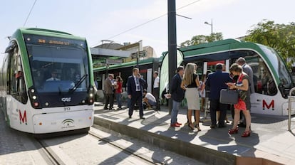 Varias personas esperan para subir al metro, este jueves en Granada.