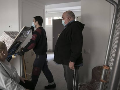 Ignacio Delnotario i Alicia Mannise al seu nou pis mentre els operaris pugen els mobles.