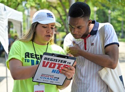 Ana Licona helps a young man register to vote in Chicago, Illinois, in a file photo.