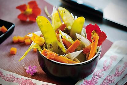 Ensalada de tirabeques con cebolleta, tomate y vinagreta asiática