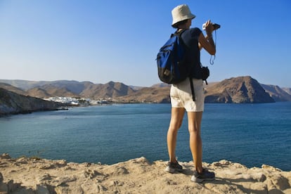 Una excursionista en la cala del Cuervo, con el pueblo de Las Negras al fondo, en el parque natural de Cabo de Gata-Níjar, en Almería.