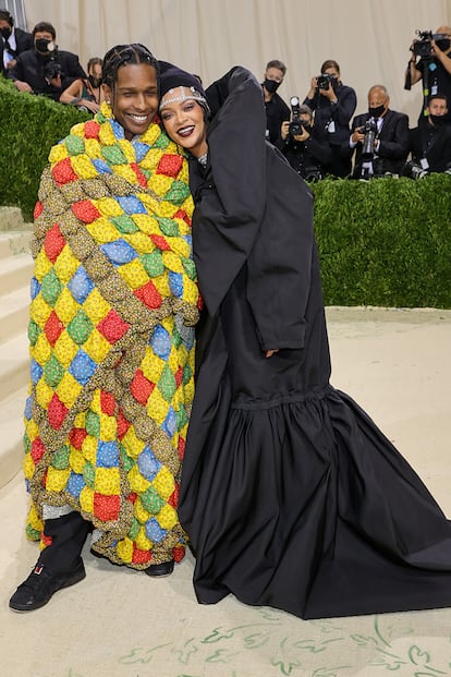 Rihanna, una de las más esperadas de la noche, fue la última en entrar. Lo hizo acompañada de su pareja A$AP Rocky y vestida por Balenciaga.