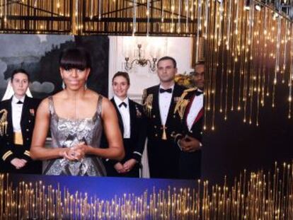 Michelle Obama anuncia el ganador a mejor película: 'Argo'.