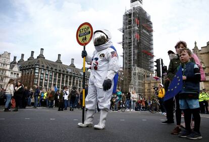 Theresa May duda ya si presentar por tercera vez su plan, y la idea de consultar de nuevo a la ciudadanía gana impulso en Westminster. En la imagen, uno de los manifestantes viste un traje de astronauta durante la protesta contra el Brexit en Londres.
