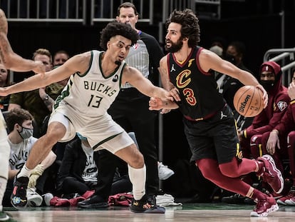 Ricky Rubbio y Jordan Nwora, en el partido del sábado entre Milwaukee y Cleveland.