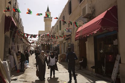 Ambiente en una calle de la ciudad vieja de Trípoli (Libia), donde apenas se ven extranjeros.