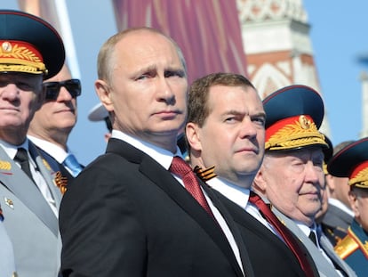 Vladímir Putin y Dmitri Medvédev observan un desfile por el 69º aniversario de la victoria sobre la Alemania nazi en el II Guerra Mundial en la Plaza Roja de Moscú, el 9 de mayo de 2014.