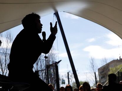 El candidato de Más Madrid a la Comunidad, Íñigo Errejón, participa en un encuentro ciudadano en el Teatro Títeres de Móstoles. EFE/Juan Carlos Hidalgo