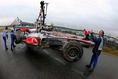 La lluvia condiciona los entrenamientos libres del GP de Alemania y Hamilton acaba con su monoplaza destrozado.