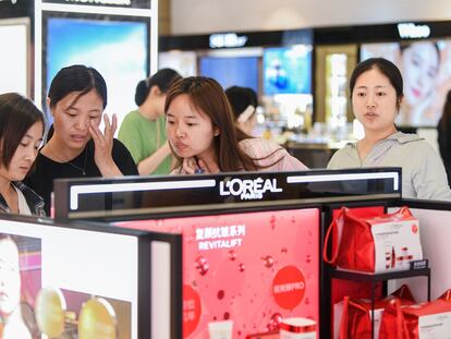 Turistas compran productos de L'Oreal en un duty free de la provincia china de Hainan.