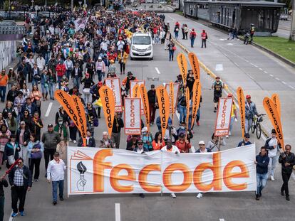 Integrantes de la FECODE protestan este miércoles en Bogotá.