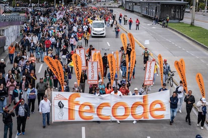 Integrantes de la FECODE protestan este miércoles en Bogotá.
