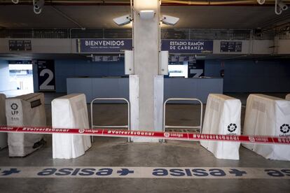 Un acceso clausurado a las gradas del estadio del Cádiz.