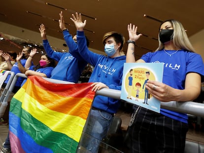 Un grupo de personas se manifiestan a favor del matrimonio igualitario en el Senado de Chile