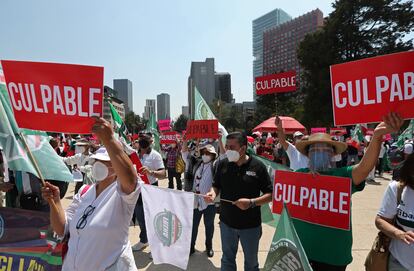 Movilización contra el Gobierno de López Obrador, en Ciudad de México, este domingo.