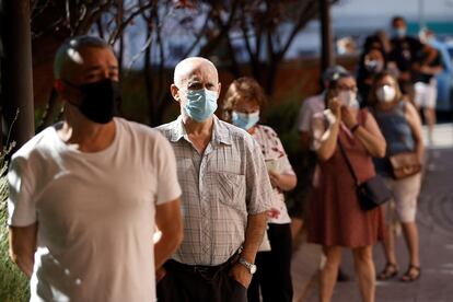 Varias personas esperan su turno para hacerse una PCR en un centro de salud en Villaverde, Madrid, este miércoles.