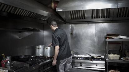 Un cocinero en uno de los establecimientos inspeccionados.
