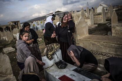 Ceremonia en el cementerio de Lalish. Las mujeres yazidíes lloran a sus muertos y muestran su dolor por los familiares que siguen en manos del Estado Islámico.
