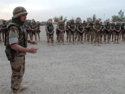 El general Fulgencio Coll (izquierda) se dirige a miembros de la Brigada Plus Ultra que van a regresar a España, ayer, en Diwaniya (Irak).