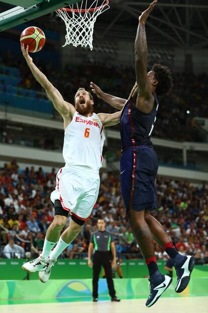 Siguió la misma tónica en el choque a vuelta de vestuarios, si bien con Gasol de nuevo como principal arma ofensiva española y alcanzando los 23 puntos al final del tercer cuarto. En la imagen, Sergio Rodríguez antes de marcar un tanto.