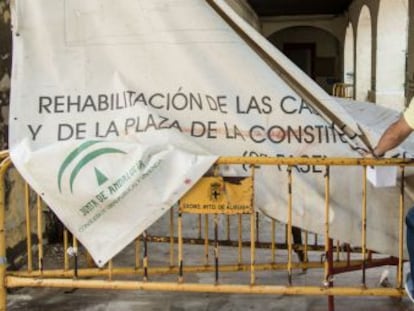 Dos vecinos de Almería, en una zona con obras de rehabilitación.