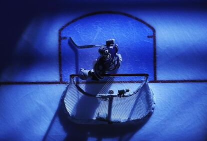 El portero de los Toronto Maple James Reimer durante el partido de la NHL contra los Huracanes de Carolina.