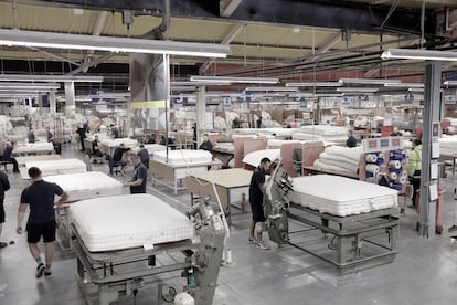 En la fábrica de Vispring, en Plymouth (Inglaterra), trabajan alrededor de 200 empleados.