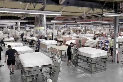 En la fábrica de Vispring, en Plymouth (Inglaterra), trabajan alrededor de 200 empleados.