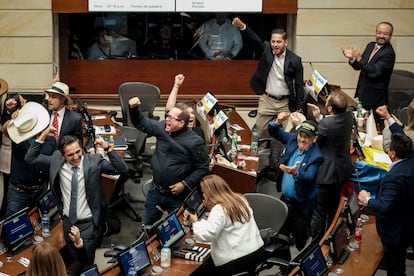 Senadores de la oposición celebran que se frenara la propuesta de la consulta popular, el 17 de junio del 2025.