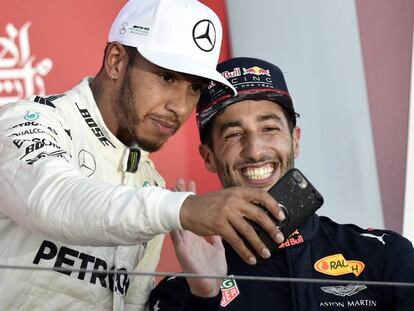Hamilton y Ricciardo se sacan un 'selfie' en el podio.