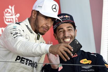 Hamilton y Ricciardo se sacan un 'selfie' en el podio.