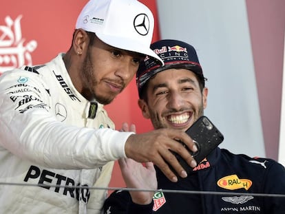 Hamilton y Ricciardo se sacan un 'selfie' en el podio.