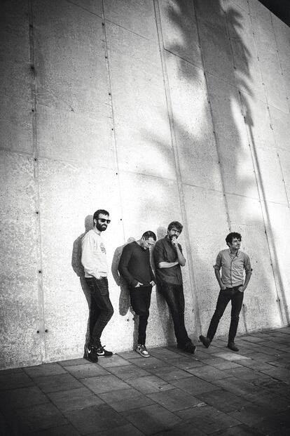 Guillem Gisbert, Arnau Vallbé, Martí Maymó y Roger Padilla miran cada uno a un punto distinto del espacio que rodea a la fotógrafa.