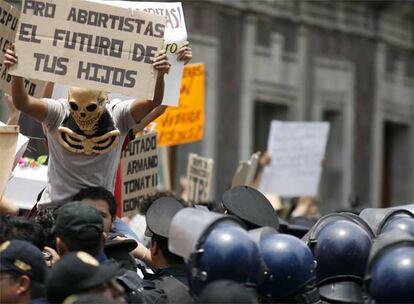 Unos cuatrocientos policías han tenido que rodear las instalaciones de la Asamblea, rodeada de cientos de manifestantes a favor y en contra de la despenalización del aborto. Al comienzo de la sesión fue rechazada una moción de suspensión presentada por el Partido de Acción Nacional (PAN, conservador) contra la iniciativa de ley, que despenalizaría el aborto en las doce primeras semanas de gestación.