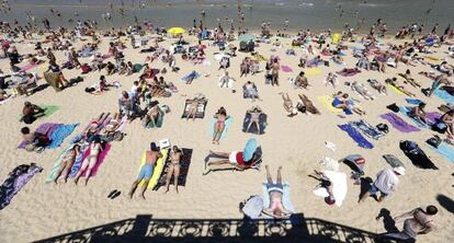 Turistas en la playa de La Concha, en San Sebastián, este jueves