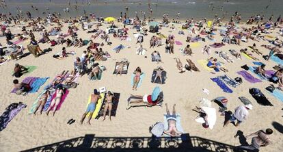 Turistas en la playa de La Concha, en San Sebasti&aacute;n, este jueves