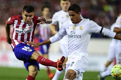 Correa chuta ante Varane 