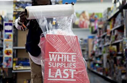 Walmart prepara la mercancía para el Viernes Negro