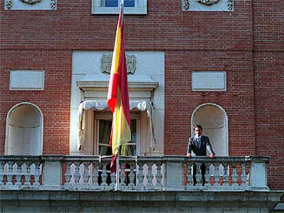 José María Aznar, asomado al balcón del Palacio de la Moncloa.