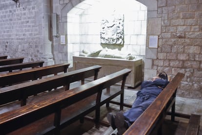 Un home descansa en un banc de la parròquia barcelonina de Santa Anna, el primer temple de Catalunya a obrir de forma ininterrompuda les 24 hores del dia els 365 dies de l'any.