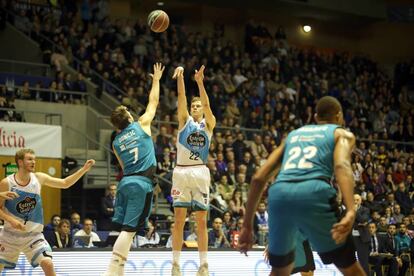 Bendzius lanza un triple ante Doncic